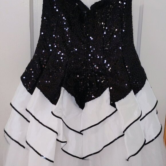 Black and white masquerade dress - Picture 1 of 5